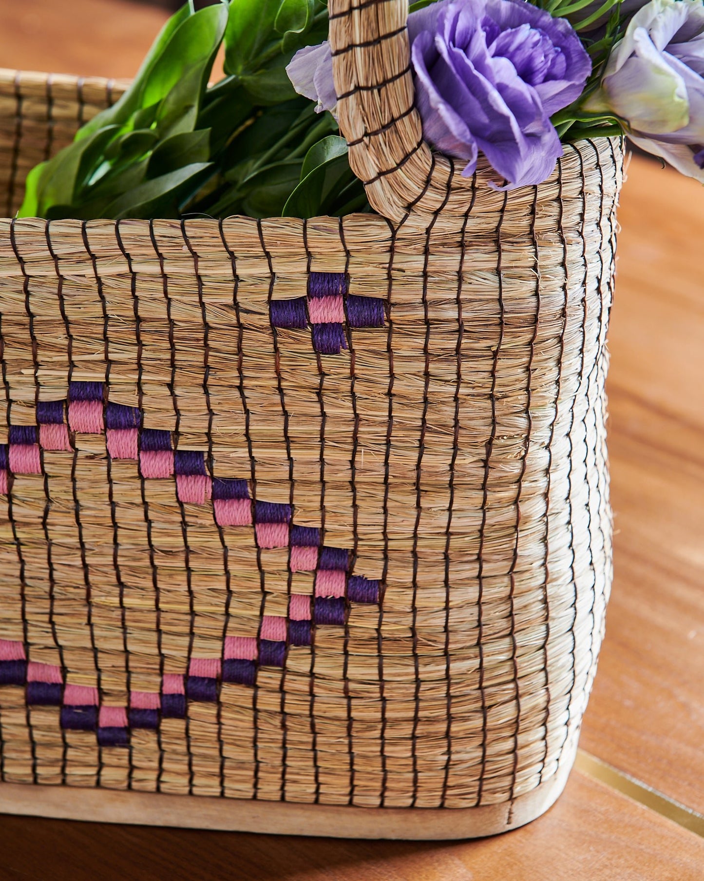 Handmade basket tote bag in Argentina of natural Palma and solid Lenga wood base with thread embroidery. Uniquely display blankets for home décor, market tote bag, accessories.